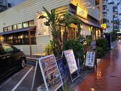 ホテルから約3分程で予約していた吉崎食堂おもろまち店にやって来ました。