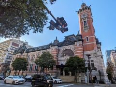 春節シーズンの横浜中華街に向かいます。
横浜市開港記念会館を通ります。ここも立派な赤レンガの洋館です。