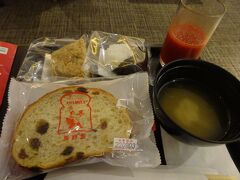 早目に羽田空港へ行き、朝食をJALのラウンジで食べました。
朝早い時間のDPラウンジはかなり混んでいましたが、７時半頃から空いてきました。