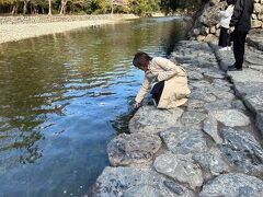 五十鈴川でお清めして
「お腹がつっかえる～」