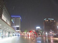 食後は、2月の土曜日に開催される花火を見に行こうと思います。函館駅までタクシー移動。運転手さんが、今年は雪が少ない、久しぶりに言葉の通じる人を乗せた…。この数年で駅近くにホテルが増えたなど教えていただきました。
函館駅で下車。