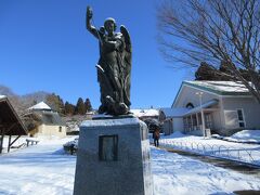 トラピスチヌ修道院に到着。ミカエルの像が出迎えてくださいます。