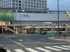 奈良に到着。
画像はＪR奈良駅ですが、宿泊は近鉄奈良駅から徒歩２分の所にある『変なホテル奈良』を予約しました。
因みにJR奈良駅周辺にあるホテルを選ばなかった理由は、奈良に住んでいた友人から観光で利用するなら絶対に近鉄奈良駅に近い方が良いと言われたからですが、その辺りは皆さんの行動範囲を考えて選ぶと良いでしょう。