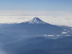 大韓航空KE2106便（東京・羽田空港発－ソウル・金浦国際空港着）
の「エアバスA321neo」のエコノミークラスシートからの眺望の写真。

進行方向左側の窓際の席からは富士山も見えます。

行ってきまーす！