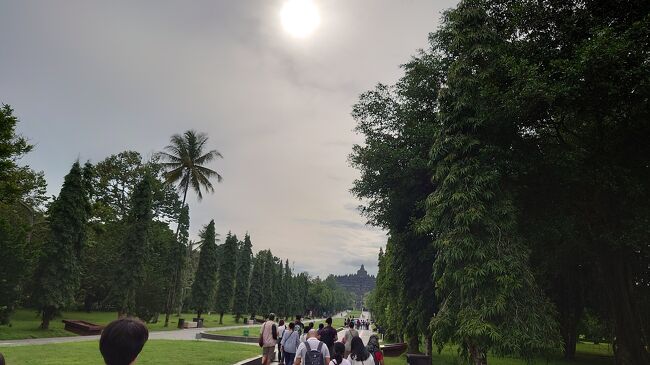 バイクで１時間かけてジョグジャカルタ世界遺産1つ目。