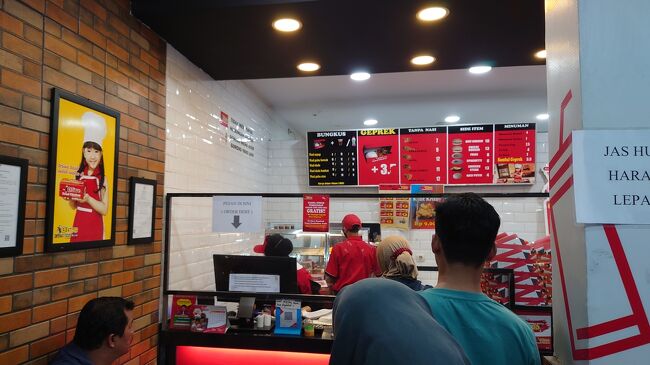 ケンタッキーもあったけど、地元の人気店に少し並んでフライドチキンをテイクアウト。