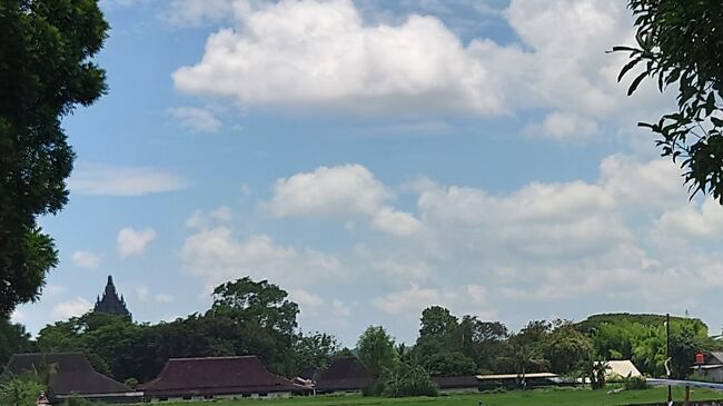 プランバナン寺院群の外周をバイクで回る