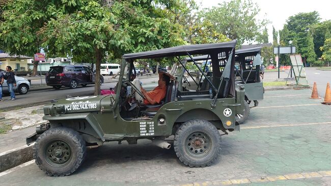 ムラピ山の噴火跡を四駆車で周るアドベンチャーツアー。プランバナン寺院とセットがあるようです。