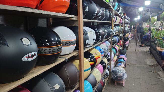 ヘルメットも買う。２個で６０００円位