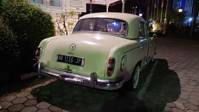 ホテル玄関横のホテル所有の旧型ベンツ