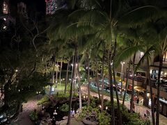 ■ロイヤルハワイアンセンター (Royal Hawaiian Center)

日が暮れてすっかり夜に・・・

ハワイでいちばんの繁華街・ワイキキの夜はにぎやかです。メインストリートのカラカウア通りも人が多く、夜のハワイを楽しめます。

ワイキキのショップは夜遅くまで営業しているところも多いので、ディナーの後にもショッピングを楽しめますね。