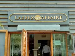 そんな路地の奥にスターバックスがあり、その隣に「LAZEEZ AFFAIRE」という警備員が店の前に立っているようなレストランに入ります。今回のツアーは値段はお手ごりでしたが、ランチは予約の取りにくい高級店に行くというのが売りでもありました。