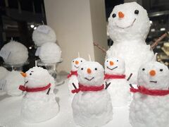 可愛い雪だるまですが、キャンドルなので頭には導線が付いています。いやあ、この子達に火をつけるのは可哀想だわ～。