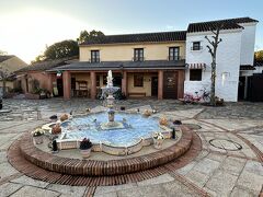 タクシーで十数分、料金は３４４０円、「志摩地中海村」に到着。
写真は次の日の朝、撮ったものです。

右手の方に、門があり、写真正面に見えている建物がフロント棟。

予約は公式HPから。
お年玉プラン　@15,990

公式からの予約特典で一人1000円のクーポンが付きます。
さらに、今回は「みえ旅クーポン」もつくことになり、平日3000円！
ラッキーづくしです。