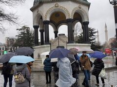 次に来たのは古代競馬場跡です。
3世紀はじめのビザンチン帝国に建造されたヒッポドロームと呼ばれた競馬場です。
４世紀にキリスト教徒の皇帝が剣闘士の戦いを禁止してから、馬に引かせた戦車競争が市民の楽しみとなりました。
