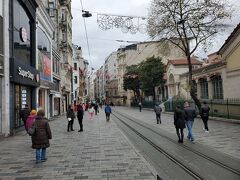 イスタンブール新市街のベイオール地区の目抜き通りで、イスタンブールのエリアの中心地です。
イスタンブールの繁華街で、通り沿いにはおしゃれなカフェやレストラン、ブランドショップ、劇場、映画館など、さまざまなお店が軒を連ねています。
イスティクラル通りは歩行者天国になっていて歩きやすいです。