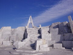 実は耕三寺を訪れるにあたって1番興味あったのは、こちらの未来心の丘です。

未来心の丘だけの見学は出来ないので、耕三寺の参拝とあわせて入館料が1400円。　耕三寺はお寺ですが、"拝観料"ではなく"入館料"なのは、未来心の丘が美術館的位置付けの庭園だからなのかな…。

未来心の丘は、広さ5,000平方メートルにもおよぶ白い大理石の庭園で、世界で活躍されている杭谷一東(くえたにいっとう)氏の彫刻作品が並びます。　この彫刻家の名前、初めて聞きましたけどね^^;