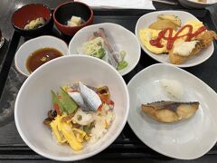 HPには　祭りだわっしょい 「まつり寿司」　と記載のちらし寿司です。
さわらのたたきもありました。

普段はパン党ですがたくさん和食をいただきました。