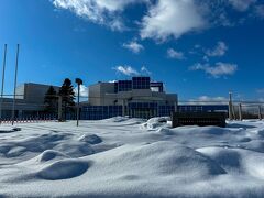 2日目

とにかくオブジェ「カニの爪」を見に行こうと

バスだと行動範囲が限られるしプリンスホテルにレンタカーの事務所があったので借りられるか尋ねてみたが今日は全て出払っているとのこと

仕方なく　今日も巡回バスです　ガリヤ号で流氷科学センターに向かいます