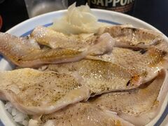 事前に予約してたせかい鮨さんへ
数量限定　ノドグロ炙り丼に無事間に合って一安心
炙り丼￥2600でノドグロたっぷり！
脂のってて最高！
マグロやブリみたいな脂よりさっぱりしてて上品
海鮮アウトな長男にはたまご巻き&#10006;️3、次男は鉄火巻きとたまご巻き
瓶ビールも追加して4人で7500円ちょい大満足のお昼ご飯