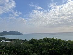 石垣島のくびれた所に立つ展望台です。珊瑚の海が見えます。