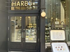 三宮に戻って、ホテルまでの途中にあるHARBSでケーキを購入。