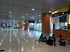  　9:10 ヤンゴン国際空港に到着。マレ－シア航空のチェックインは約15分で終了。少しだけ時間があったので空港を散策。
　到着出口の正面及び左側には、両替所、SIM・Wi-Fi店、カフェ、案内所などがあり、タクシ－乗り場もあります。一方右側にはほとんどお店はありません。そこで右側を進み振り返ると、右に両替所と写真左端に手荷物預かり所があります(写真)。預かり荷物は、1個1日で10kg以下は6000K、10～30kgまでは10000K、30kg以上は15000K　とかなりリーズナブルでした。