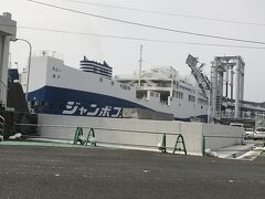 高松（高松東港）から小豆島へはジャンボフェリーが運行する新船「あおい」で。2022年10月に就航した非常に新しい船です。
ジャンボフェリーは同じ高松から小豆島に向かう高速艇などと比べるとかなり時間がかかりますが、いろいろな席があり楽しく快適です。
ただし本数が片道１日４本と少なめです。詳しくはジャンボフェリー の公式サイトをご覧下さい。
　〈公式サイト〉https://ferry.co.jp