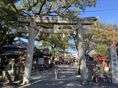 神社に突き当たりました。ここを曲がって城下町に行きます。