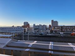 　今回第一目的の「サンダーバード17号」には加賀温泉駅から七尾駅まで乗ります。
　時間に余裕があるので、高岡駅から前回夜に乗ったあいの風とやま鉄道線に乗ります。
　駅横の駐車場から駅構内撮ります。