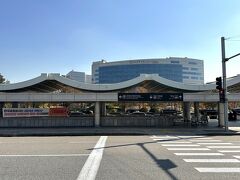 韓国ソウル・金浦国際空港『LOTTE CITY HOTEL GIMPO AIRPORT』

出口を出て横断歩道を渡ります。

目の前には『ロッテシティホテル金浦空港』が見えます。
左手の『ロッテモール金浦空港』、『ロッテ百貨店』金浦空港店は
帰国日に寄ろう。