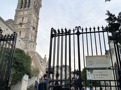 Basilique Notre-Dame de la Garde
http://notredamedelagarde.fr/

先ほどから何度も登場している丘の上のBasilique Notre-Dame de la Gardeまで旧港から60番のバスで来てみました。結構な急坂を上がってきました。そりゃそうよね～だいぶ丘の上だもん。