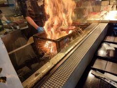 　高知県最後の訪問地は、高知市でお馴染みの「ひろめ市場」です。その中で、注文後に藁で焼きはじめる「焼き切り鰹たたき」が賞味できる「明神丸」さんに立ち寄りました。