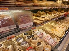 その足で、再びCONADに向かい、チーズを買い足します。
イタリアのチーズ、最高です。