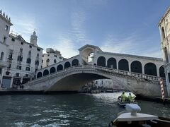 ほぼ中間地点のリアルト橋