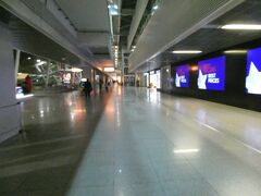 ワルシャワ・ショパン空港到着。
夜遅くの到着便だったからか、空港内は空いていました。
