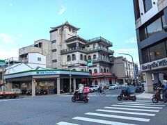 ◆台東の街歩き◆
ファミリーマート（全家便利商店 台東鐵花店）の後ろはお寺。
千仏山曼殊仏寺

手前が「台東南豊鉄花桟 Inn by the Village」というホテル
シェラトンから旧台東駅にかけてはホテルが沢山。歩く旅人は見かけないから、台東を拠点に遠出するのかな？・ビジネス需要なさそうな所だし・・