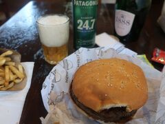 パタゴニアビールを買って、宿に帰ってのんびり食事
バンズが巨大で、パティが３枚と十分満足。さすが牛肉の国。