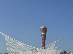 メリケンパークのシンボルの神戸海洋博物館越しのポートタワー！