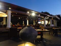 レストラン「Ｉｎｆｉｎｉｔｉ」に到着です。

今日のディナーは、宿泊プランに含まれています。
セットメニューをいただきますよー。

全てテラス席ですが、一番海に近い席が空いていたので、そちらに案内されました。