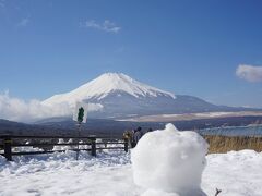 パノラマ台に到着
10台程の駐車場は満車でした

雪だるまと富士山と澄んだ空気が
歓迎してくれました