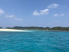 座間味島に戻る際に通った無人島の安慶名敷島。
ここも海の色が素晴らしい。