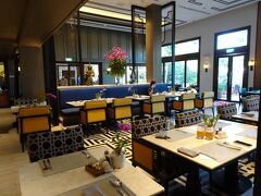 朝食は「Ｅｌｅｍｅｎｔｓ」で♪。

豪華な雰囲気のレストランです。
テラス席と悩みましたが、今日は朝から暑い・・・。
ということで、中でいただく事に♪。