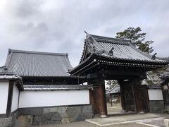 金堂地区の中心となる真宗寺院をお参りします。近江商人の多くは浄土真宗の近江門徒であり、近江や北陸には真宗寺院の大屋根を見かけます。