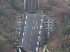 数鹿流崩之碑展望台から見える旧阿蘇大橋。崩落したした橋が地震の凄まじさを物語っています