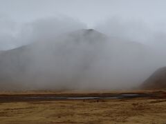 その草千里ケ浜の奥、霧の合間に稜線が見える山が烏帽子岳。標高1337mで草千里からトレッキングで上れるそうです