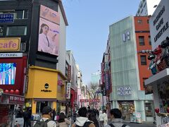 途中で乗り換えて明洞に到着。
狎鷗亭の方は人がまばらな一方、明洞は観光客でにぎわっています。