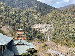 青岸渡寺の本堂の右側は広場になっていて、那智大滝や三重塔を遠望することができます。