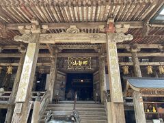 青岸渡寺の本堂は豊臣秀吉が再建したもので、桃山時代の特徴を色濃く残し、国の重要文化財に指定されています。