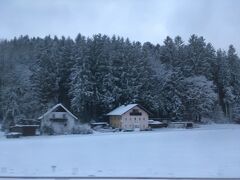 早朝にザルツブルクを離れ、列車でハルシュタットという湖畔の村に向います。
昨日から少し曇り空でしたが目的地が近づくにつれ、どんどん雪模様です。
